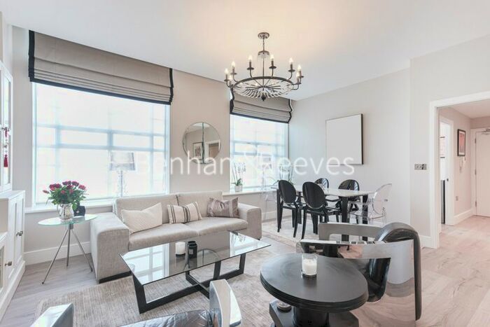 3 Bedroom Flat To Rent In Great West Road, Brentford, TW8