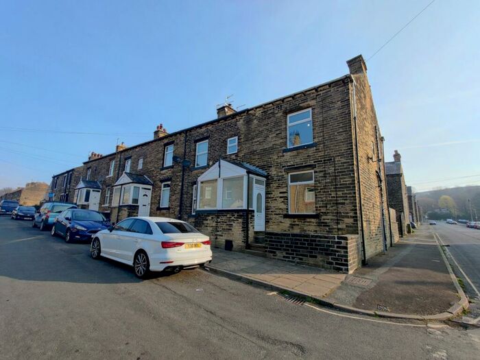 3 Bedroom End Of Terrace House To Rent In Woodside Crescent, Halifax, HX3