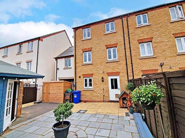 4 Bedroom End Terrace House For Sale In Pioneer Way, Bicester, OX26