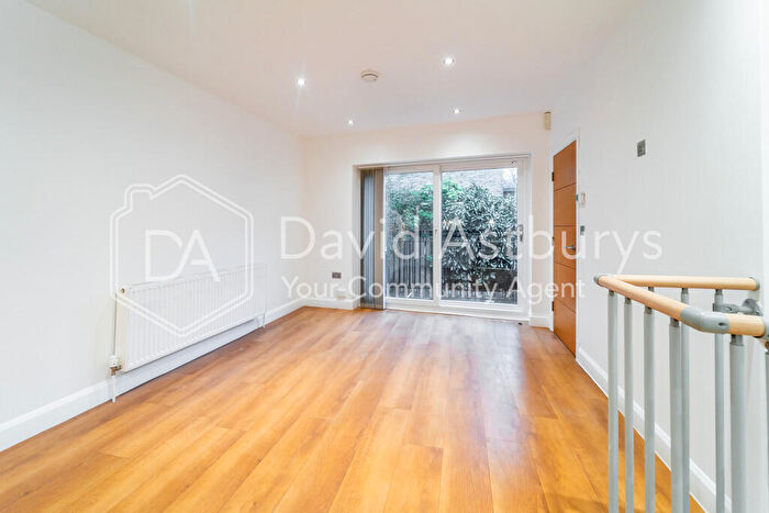 2 Bedroom Flat To Rent In Newington Green Road, Islington, London, N1