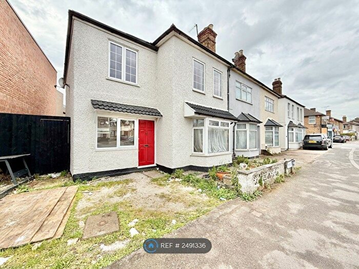 4 Bedroom Semi-Detached House To Rent In Hainault Road, Romford, RM5