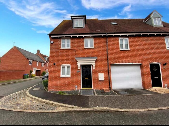 3 Bedroom Semi-Detached House To Rent In Petronel Road, Buckingham Park, Aylesbury, HP19