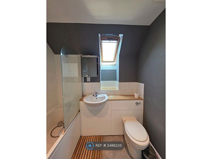 2 Bedroom Flat To Rent In Blakes Road, London, SE15