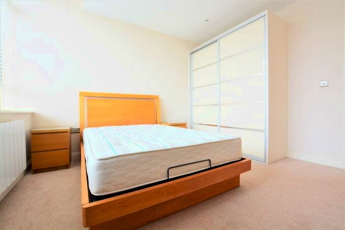 2 Bedroom Apartment To Rent In Western Road, BN1