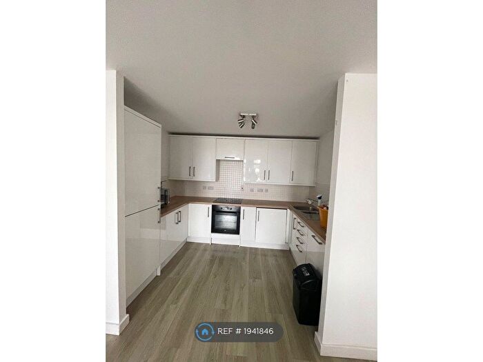 2 Bedroom Flat To Rent In Aits View, West Molesey, KT8