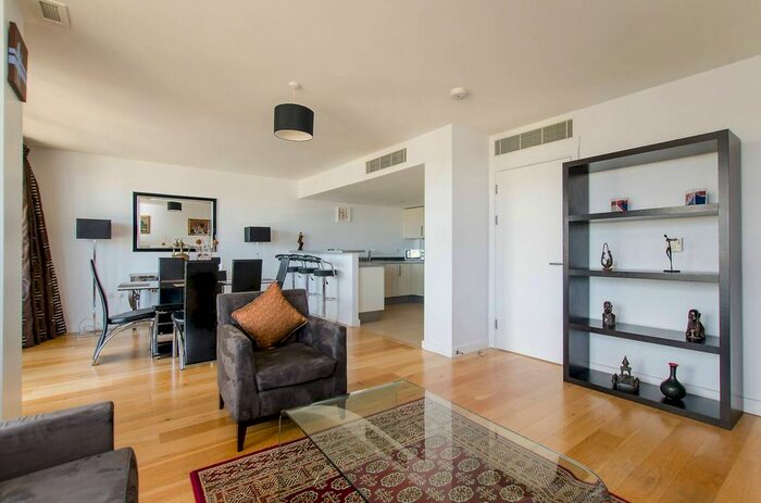 2 Bedroom Flat To Rent In Falcon Wharf, Battersea, London, SW11