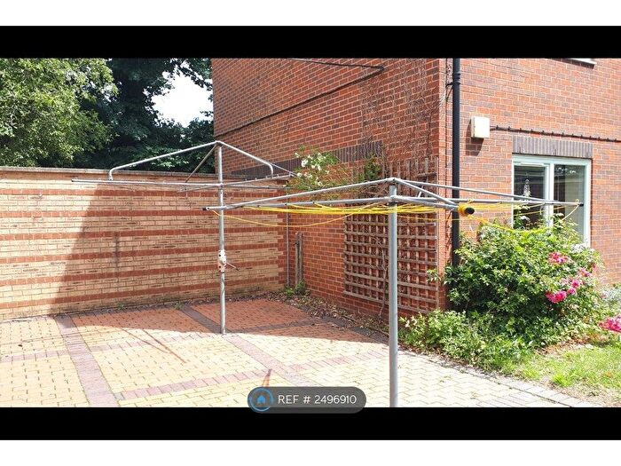 2 Bedroom Flat To Rent In Bardwell Court, St. Albans, AL1
