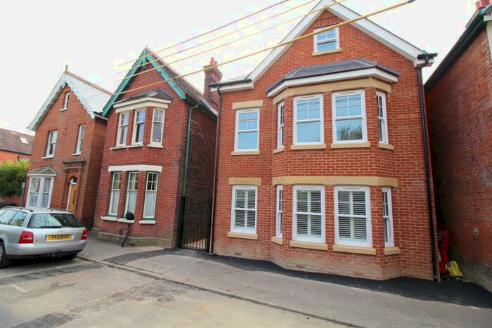 2 Bedroom Maisonette To Rent In Springfield Road, Southgate, RH11