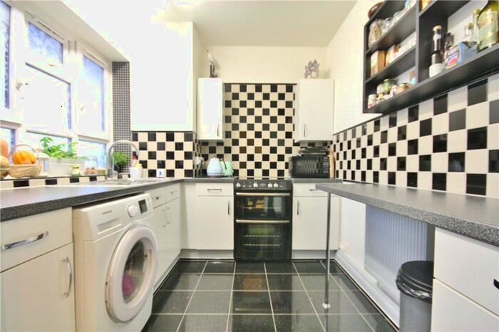 2 Bedroom Flat To Rent In Redlands Way, London, SW2
