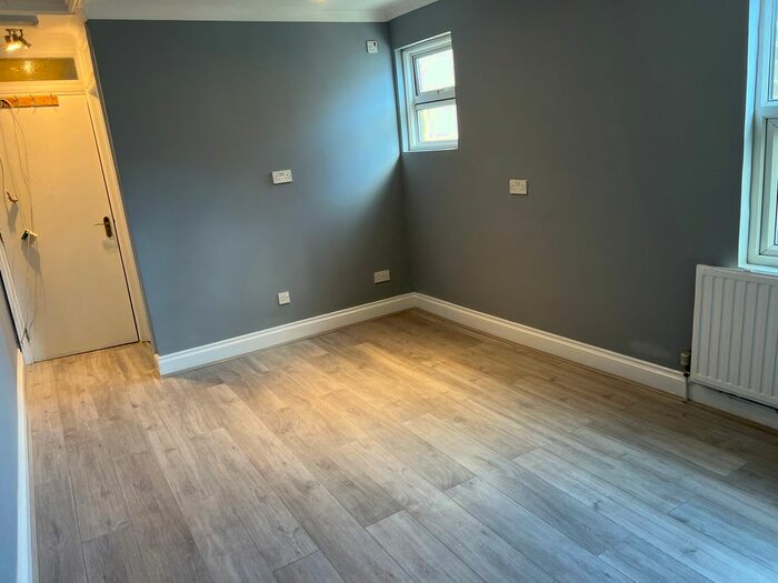 Studio To Rent In Hatherley Road ( Some Bills Included), Walthamstow, E17