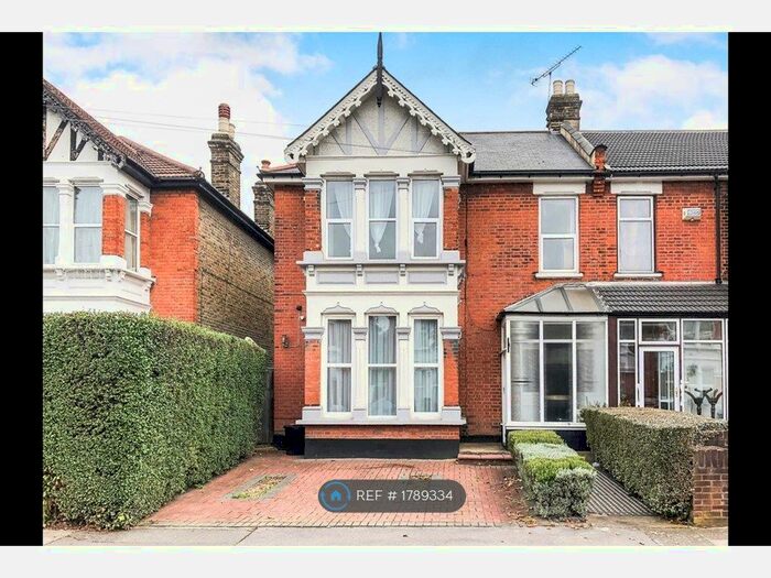 2 Bedroom Flat To Rent In Airlie Gardens, Ilford, IG1