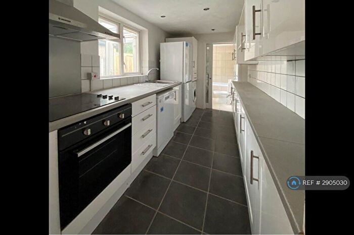 3 Bedroom End Of Terrace House To Rent In Eland Road, Croydon, CR0