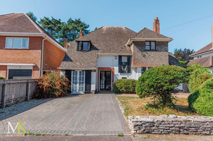 4 Bedroom Detached House For Sale In Thistlebarrow Road, Bournemouth, BH7