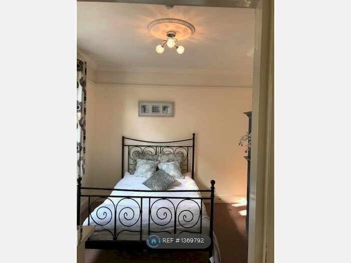 1 Bedroom Flat To Rent In Yew Tree Road, Slough, SL1