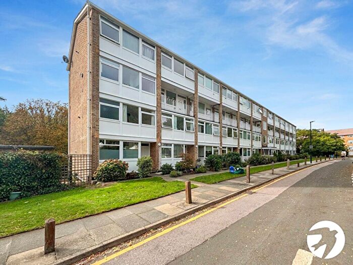 3 Bedroom Flat To Rent In Tarnwood Park, London, SE9