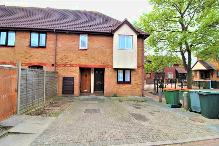 2 Bedroom Maisonette To Rent In Meadowsweet Close, London, E16