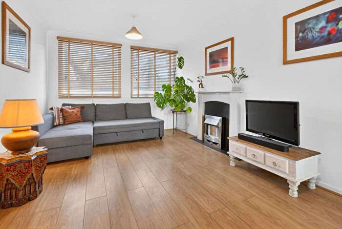 3 Bedroom Flat For Sale In Dagnall Street, Wittering House Dagnall Street, SW11