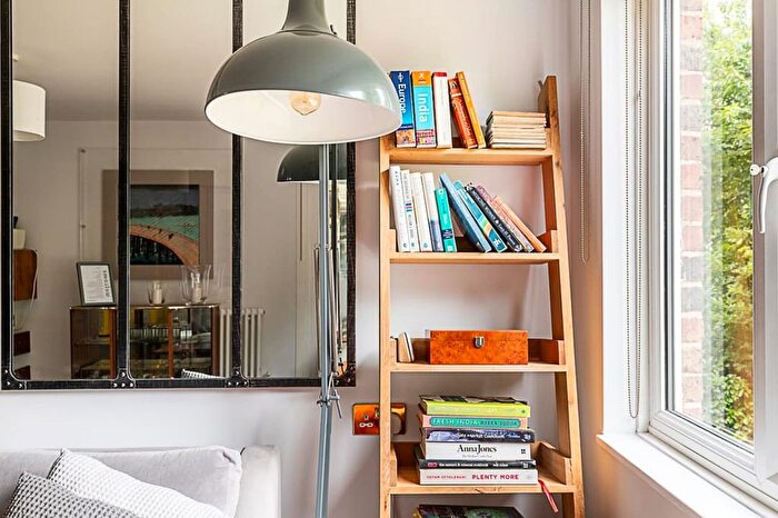 1 Bedroom Flat To Rent In First Floor, Mile End Road, London Lj, London, E1