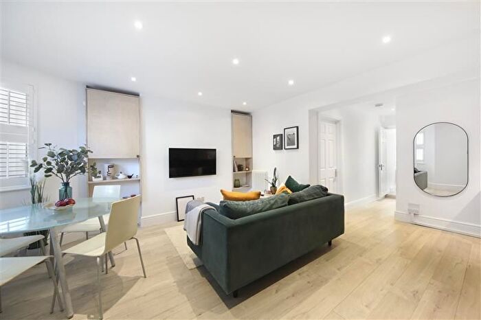 2 Bedroom Flat For Sale In Ronver Road, London, SE12