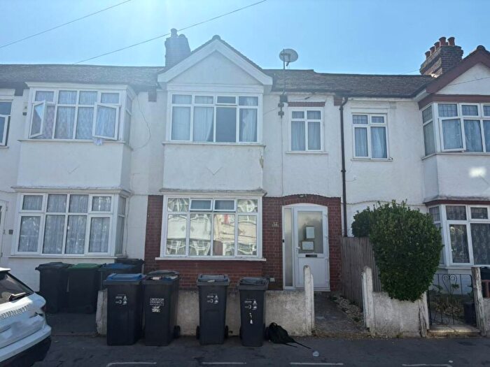 5 Bedroom Terraced House For Sale In Lakehall Gardens, Thornton Heath, Surrey, CR7