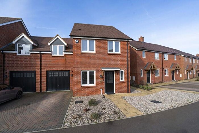 3 Bedroom Link Detached House For Sale In Leigh Woods Place, Silsoe, MK45