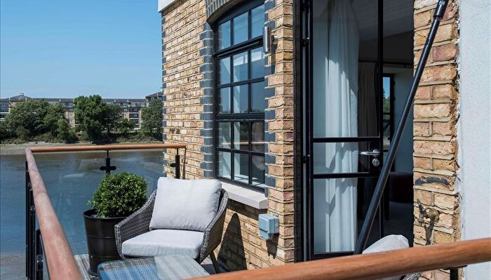 3 Bedroom Flat To Rent In Rainville Road, London, W6