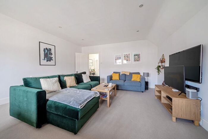 3 Bedroom Flat For Sale In Downleaze, Bristol, BS9