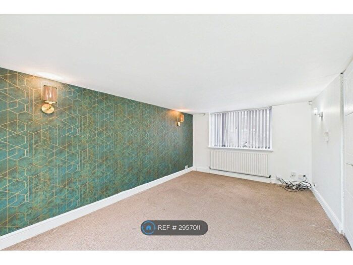 4 Bedroom Semi-Detached House To Rent In Houghton Road, Dunstable, LU5