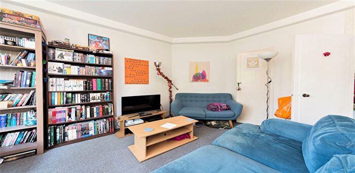 4 Bedroom Flat To Rent In Stanley Gardens, London, NW2