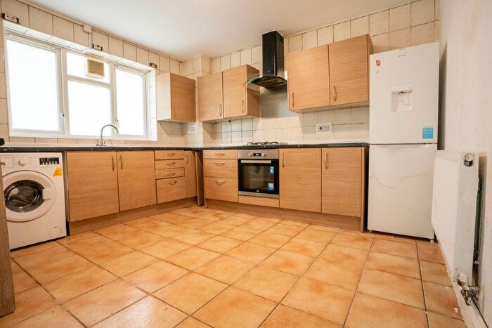 2 Bedroom Flat To Rent In Skeena Hill, SW18
