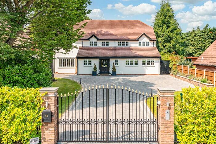6 Bedroom Detached House For Sale In Longaford Way, Hutton Mount, Brentwood, CM13