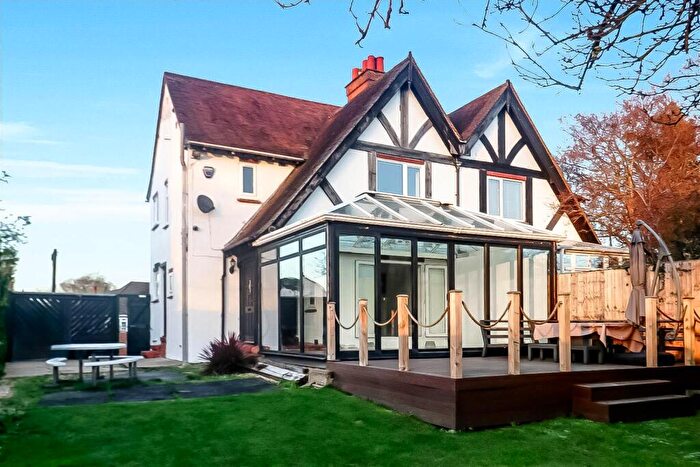 3 Bedroom Semi Detached House For Sale In Buckingham Road, Bletchley, Milton Keynes, MK3