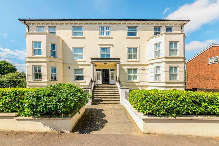2 Bedroom Flat To Rent In Avenue Elmers, Surbiton, KT6