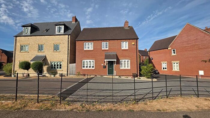 3 Bedroom Detached House For Sale In Foxhills Way, Brackley, NN13