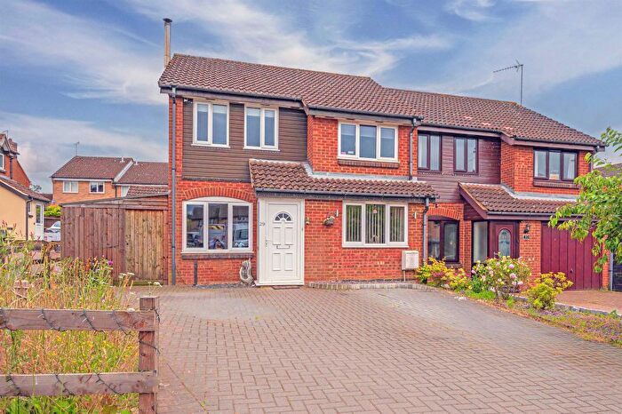 3 Bedroom Semi-Detached House For Sale In Sandpiper Close, Burton Latimer, Kettering, NN15