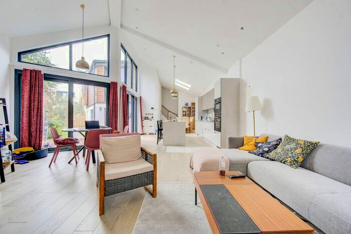 3 Bedroom Mews To Rent In Munster Road, Fulham, London, SW6