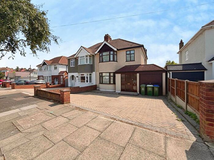 3 Bedroom Semi-Detached House For Sale In Horsham Road, Bexleyheath, DA6