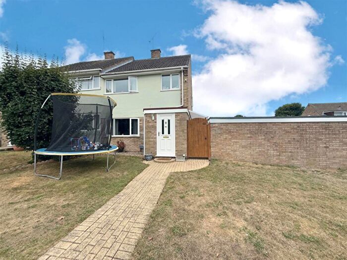 3 Bedroom Semi-Detached House For Sale In Bartons Drive, Yateley, Hampshire, GU46