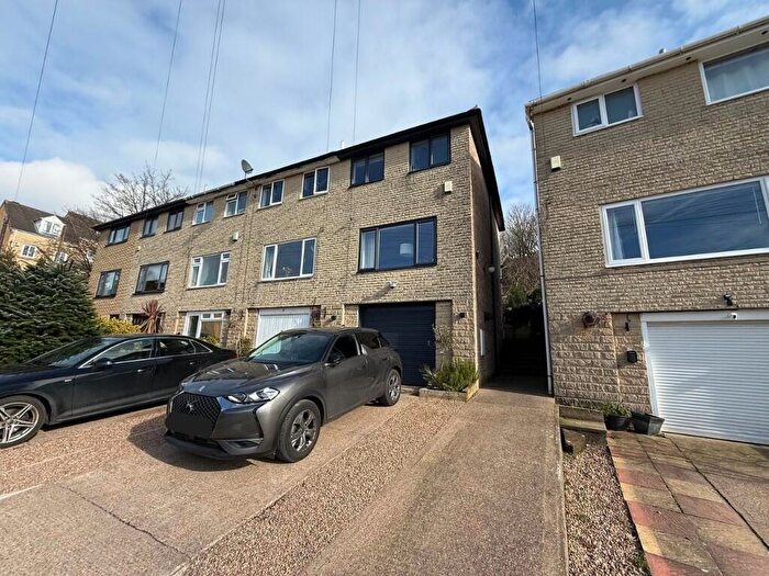 2 Bedroom Town House For Sale In Keswick Close, Halifax, West Yorkshire, HX3