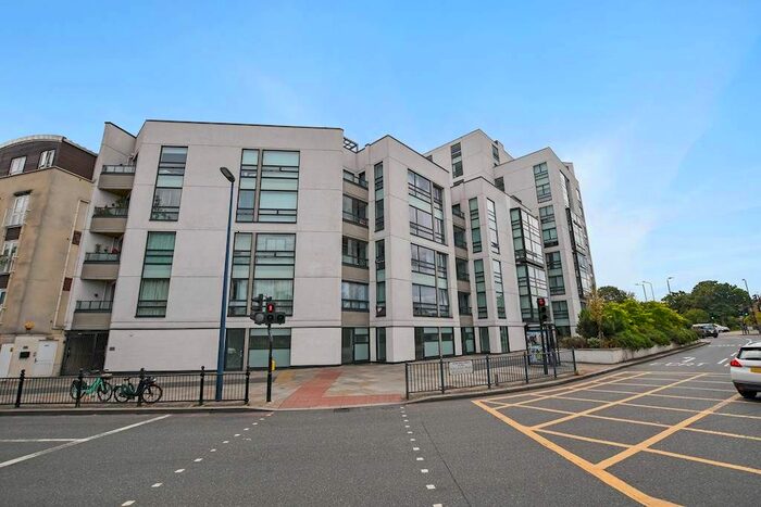 2 Bedroom Flat To Rent In Holland Park Avenue, London, W11