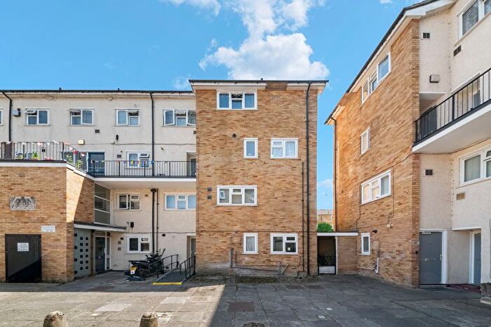 3 Bedroom Maisonette For Sale In Radcliffe Way, Northolt, UB5