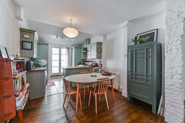 2 Bedroom Flat For Sale In Leathwaite Road, Between The Commons, London, SW11