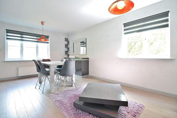 2 Bedroom Flat To Rent In Bankside Close, Isleworth, TW7