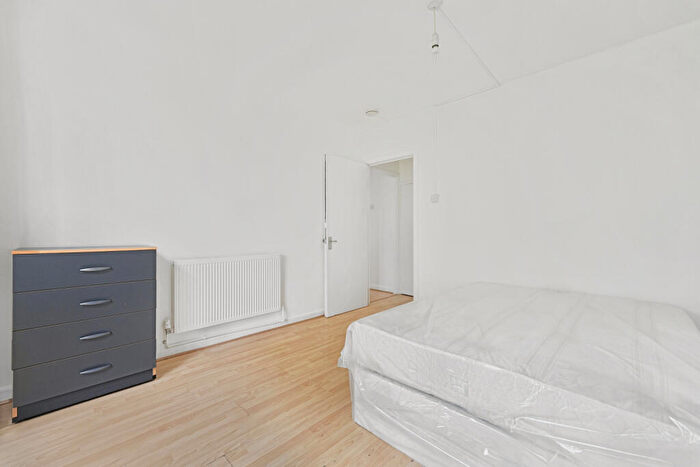 3 Bedroom Flat To Rent In Queensbridge Court, Queensbridge Road, E2