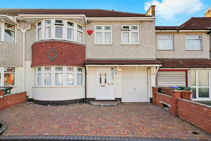 4 Bedroom Semi-Detached House To Rent In Farnham Road, Welling, Kent, DA16
