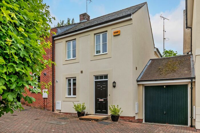 3 Bedroom Semi-Detached House For Sale In The Paddock, Itchen Abbas, SO21