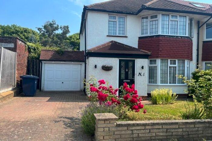 3 Bedroom Property To Rent In Summit Close, London, N14