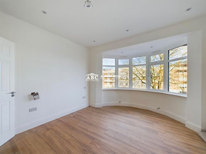 4 Bedroom Apartment To Rent In Green Lane, London, NW4