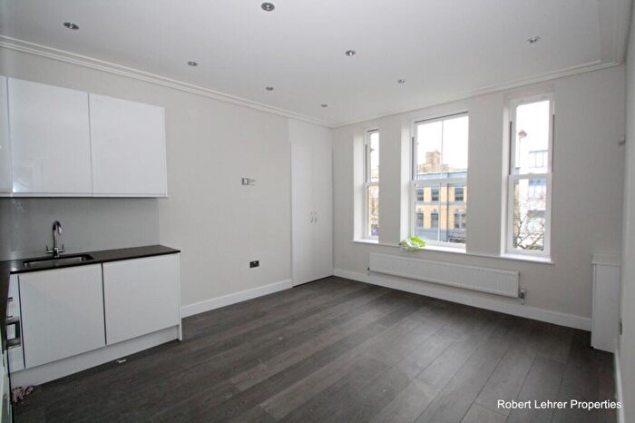 3 Bedroom Flat To Rent In Holloway Road, Upper Holloway, N7