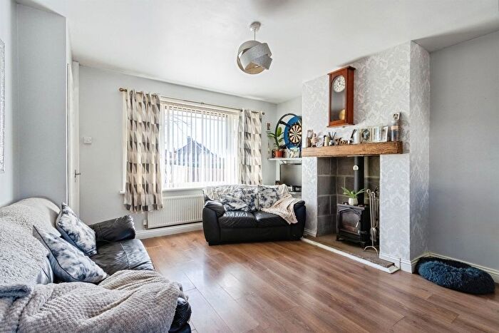2 Bedroom Semi-detached House For Sale In Dufton Approach, Leeds, LS14